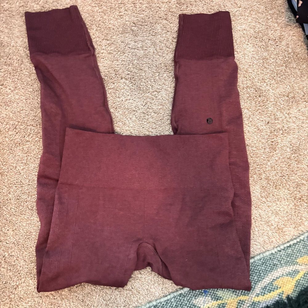 LULULEMON 25’ leggings Textured Plum/Maroon Leggings